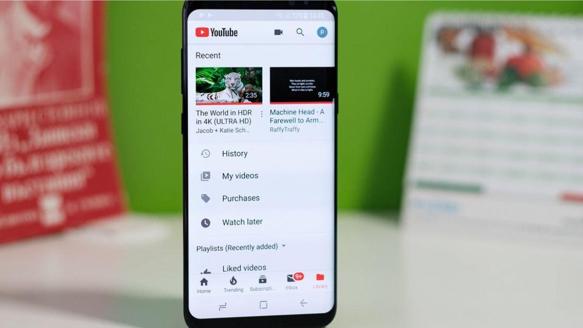 Ilustrasi membuka aplikasi YouTube di HP untuk streaming video