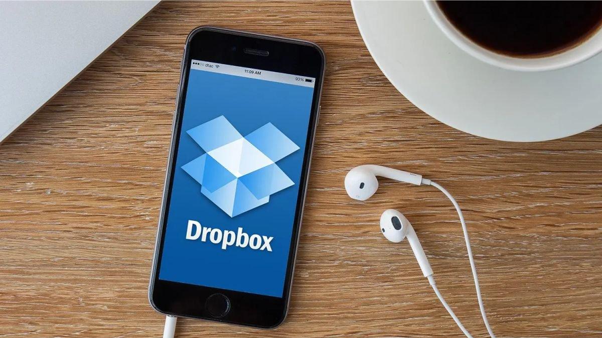 Ilustrasi HP membuka Aplikasi Dropbox