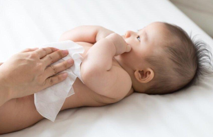 Ilustrasi Kompres Kulit Bayi yang Gatal