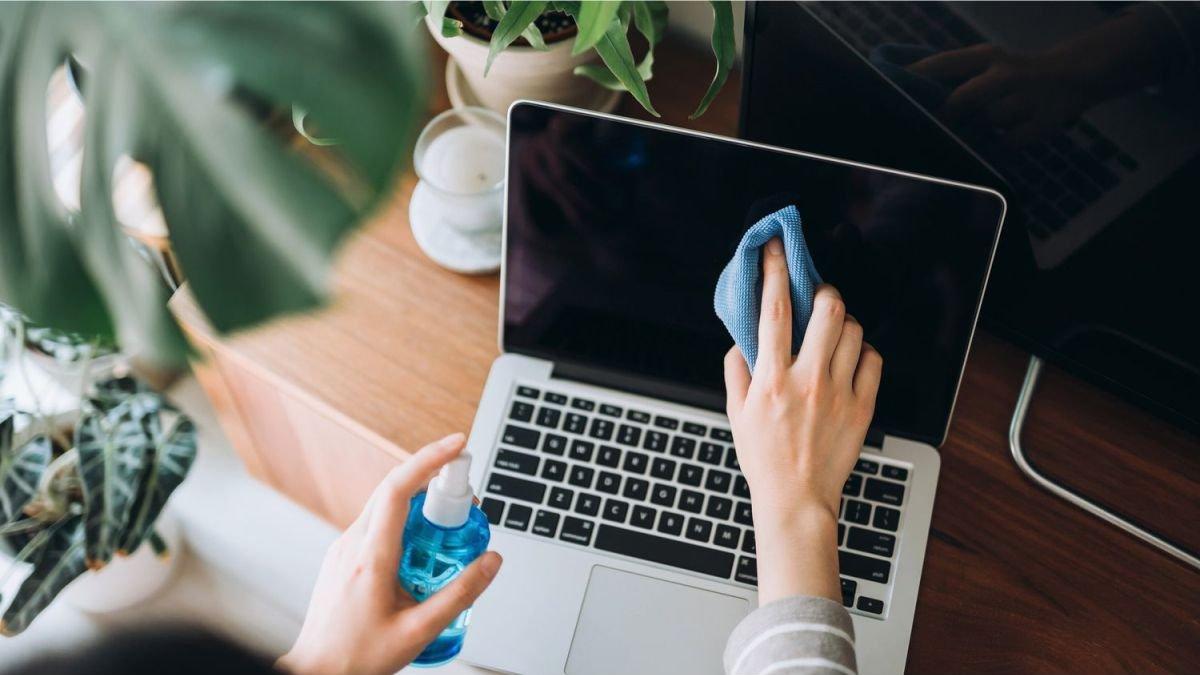 Ilustrasi membersihkan laptop, sedikit banyak ikut memperpanjang usia pakai perangkat