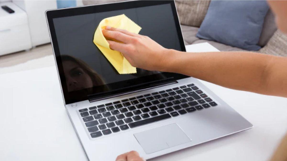 Ilustrasi membersihkan layar laptop dengan kain mikrofiber