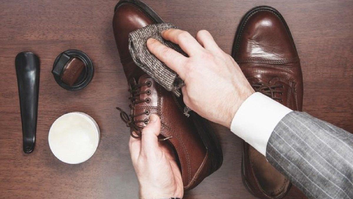 Ilustrasi Membersihkan Sepatu Kulit dengan Kain Halus.