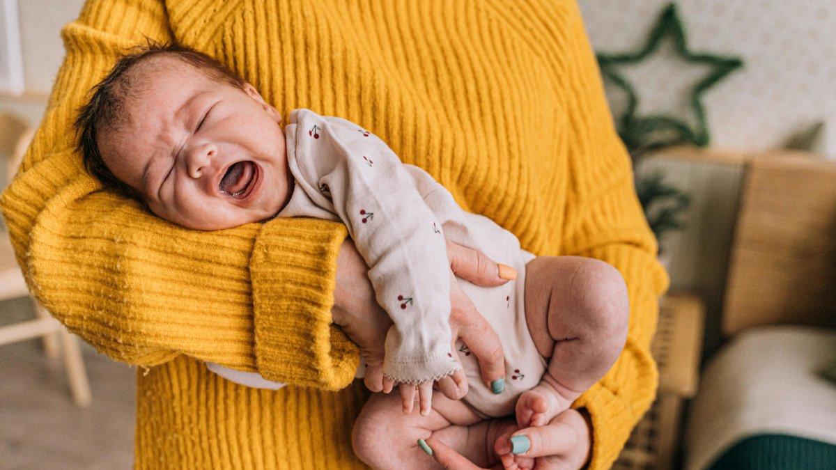 Ilustrasi Menepuk Punggung Bayi Perlahan agar Mengatasi Hidung Tersumbat.