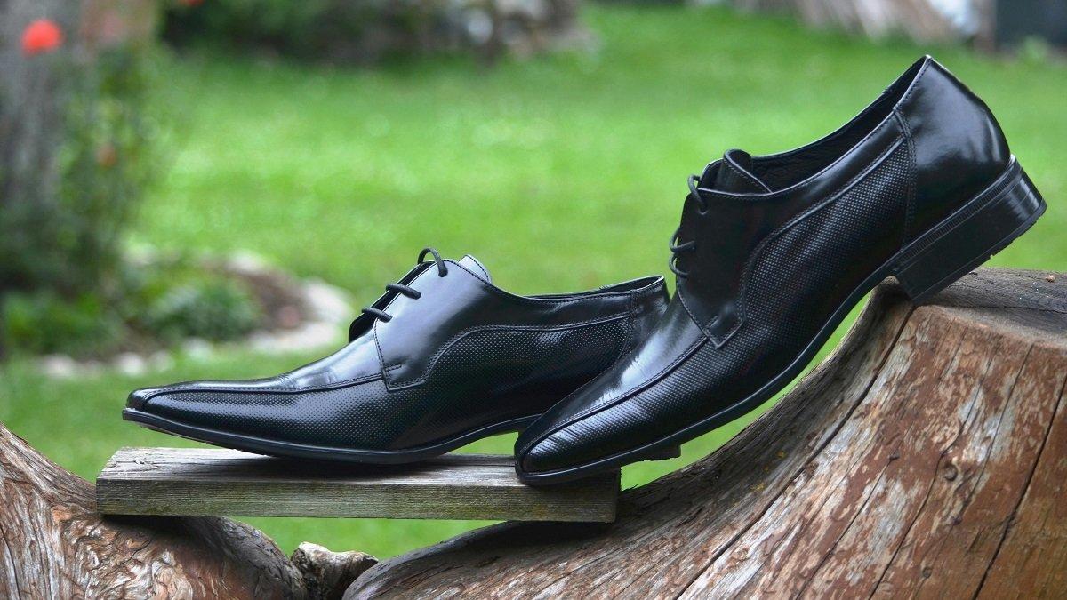 Ilustrasi Mengeringkan Sepatu Kulit dengan Benar.