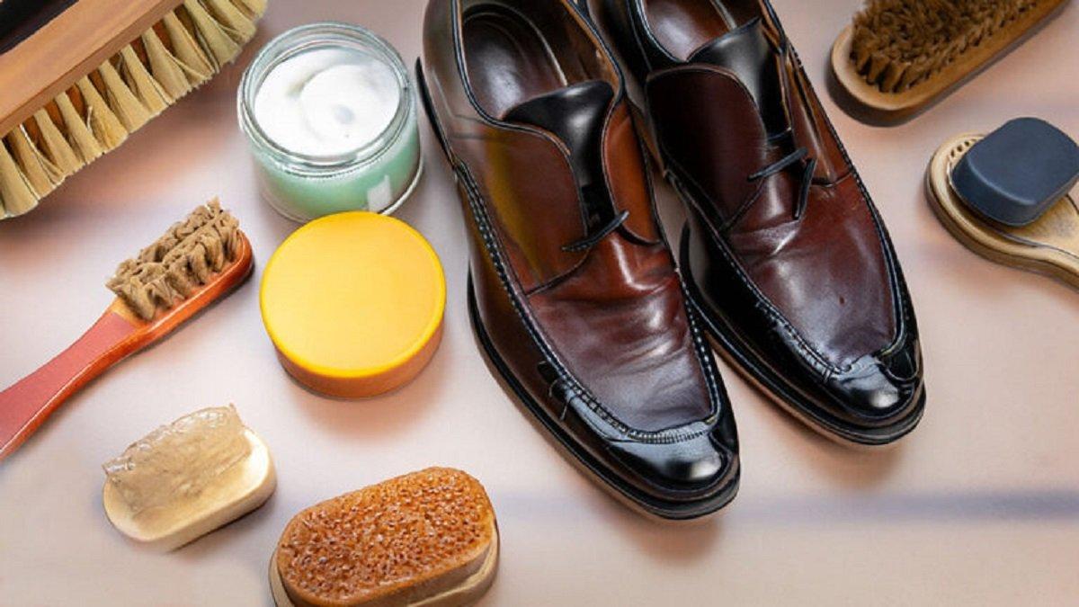 Ilustrasi Menggunakan Sabun Khusus untuk Sepatu Kulit.