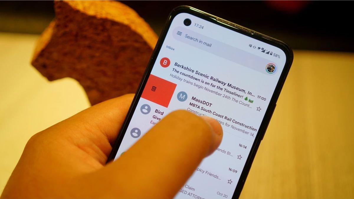 Ilustrasi HP yang dipakai membuka aplikasi Gmail