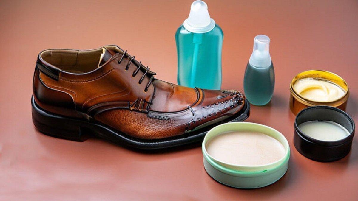 Ilustrasi Merawat Sepatu Kulit dengan Menggunakan Conditioner.