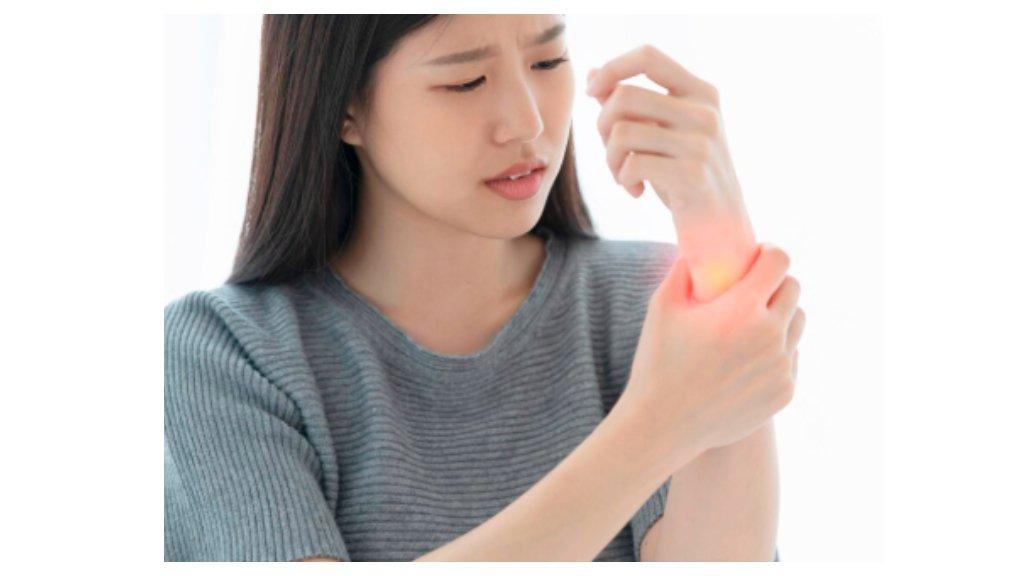 Ilustrasi Mom Wrist, Nyeri Pergelangan Tangan yang Dialami Ibu Menyusui