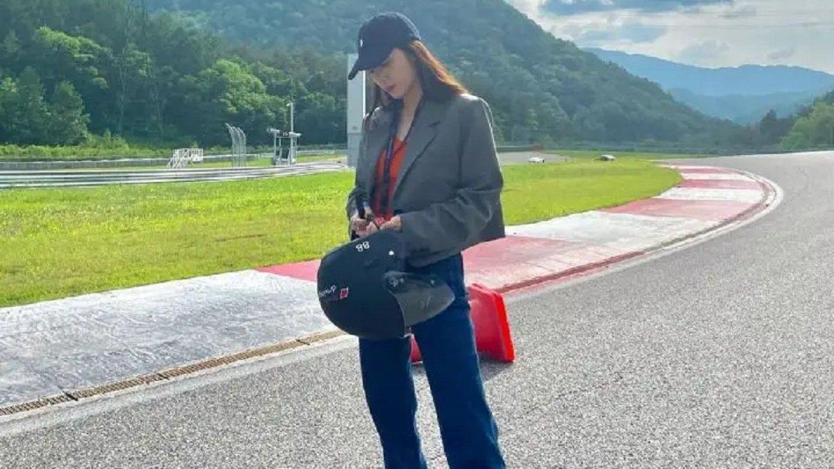 Ilustrasi Padu Padan Outfit Blazer Oversized dengan Celana Cargo dan Sneakers ala Krystal Jung saat Musim Hujan.