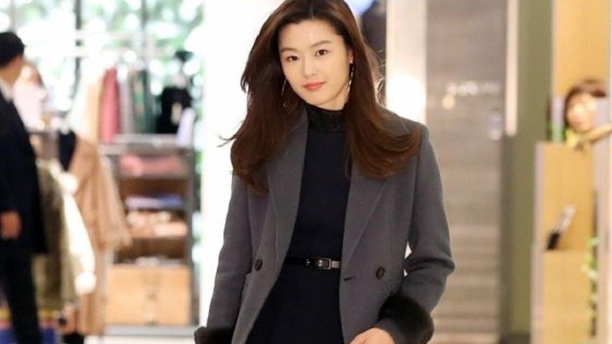 Ilustrasi Padu Padan Outfit Dress Panjang dengan Cardigan ala Kim Tae-hee saat Musim Hujan.