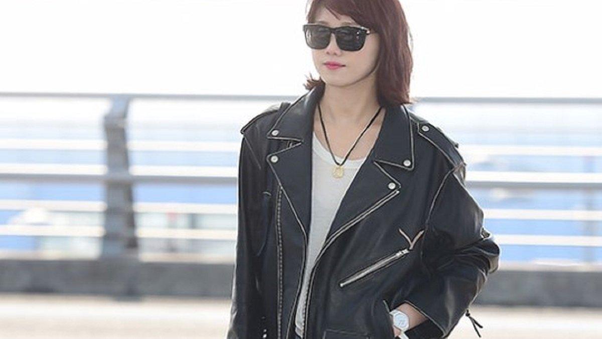 Ilustrasi Padu Padan Outfit Jaket Kulit dan Celana Jeans ala Lee Sung-kyung saat Musim Hujan.