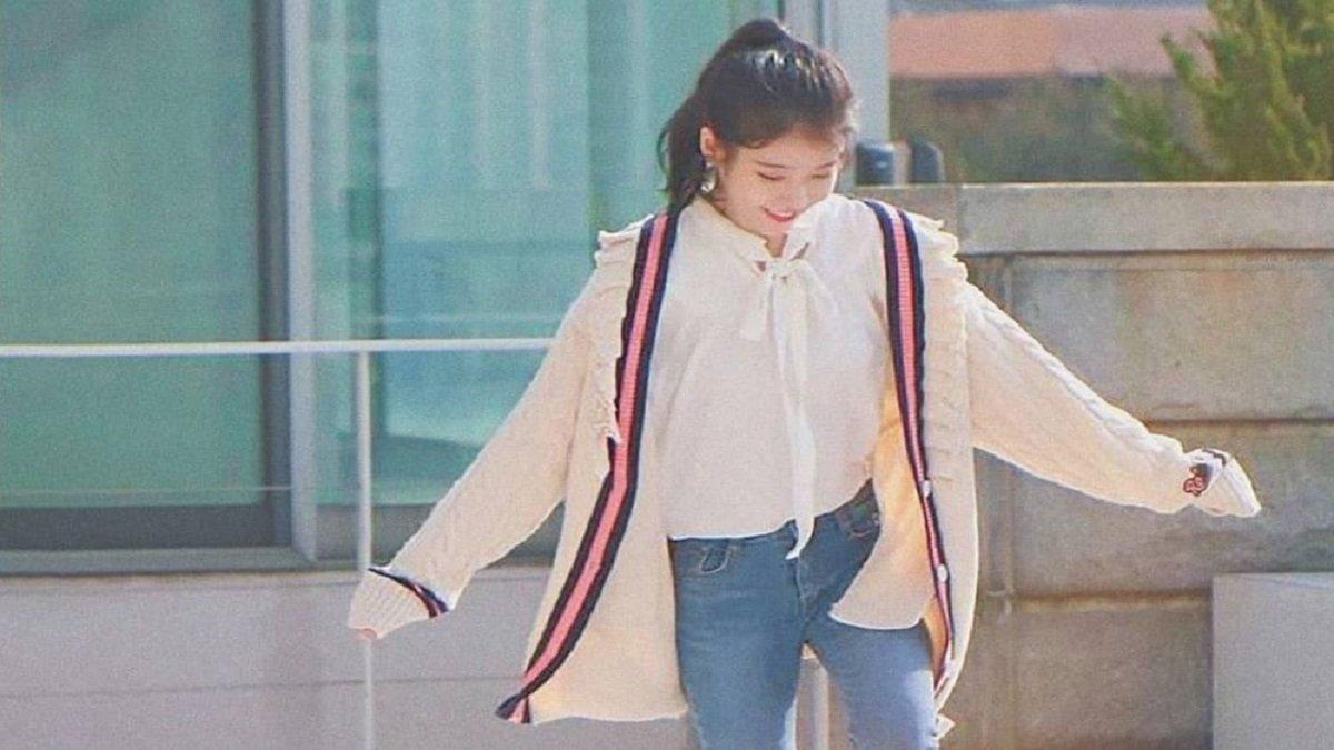 Ilustrasi Padu Padan Outfit Oversized Knitwear dan Skinny Jeans ala IU saat Musim Hujan.