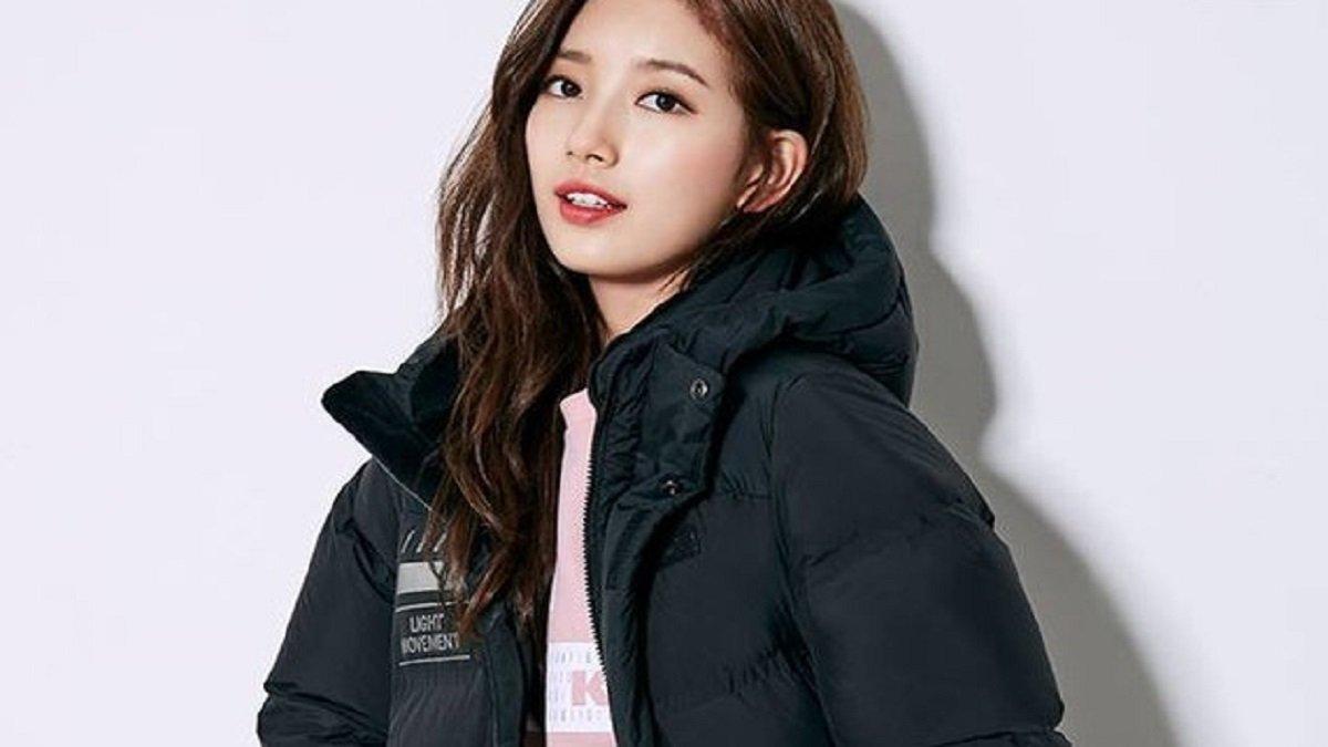 Ilustrasi Padu Padan Outfit Parka dengan Celana Panjang dan Boots ala Suzy saat Musim Hujan.