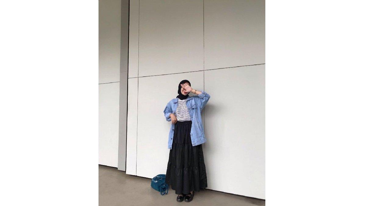Ilustrasi Padu Padan Rok Ruffle, Inner Bergaris, dan Jaket Denim Oversized untuk Kuliah.
