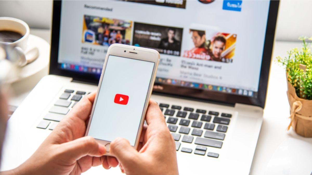 Ilustrasi seseorang sedang membuka YouTube di HP untuk menonton video secara streaming