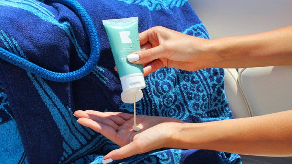 Ilustrasi Sunscreen Anak menggunakan Bahan Aktif yang Aman.