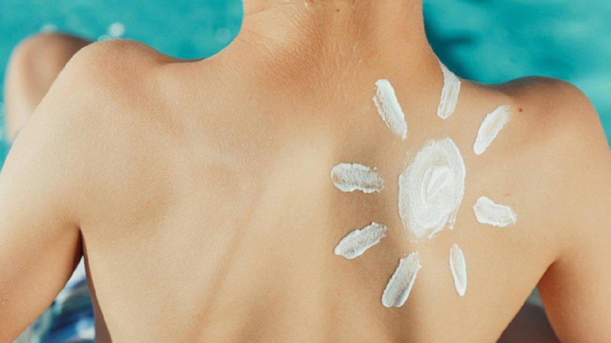 Ilustrasi Menggunakan Sunscreen Anak dengan Tingkat SPF yang Dapat Melindungi Kulit.