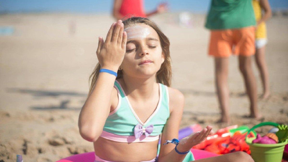 Ilustrasi Memilih Sunscreen untuk Anak dengan Ketahanan Air yang Baik.