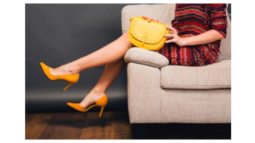 Ilustrasi Tips Memakai Heels yang Nyaman dengan Memilih Bahan