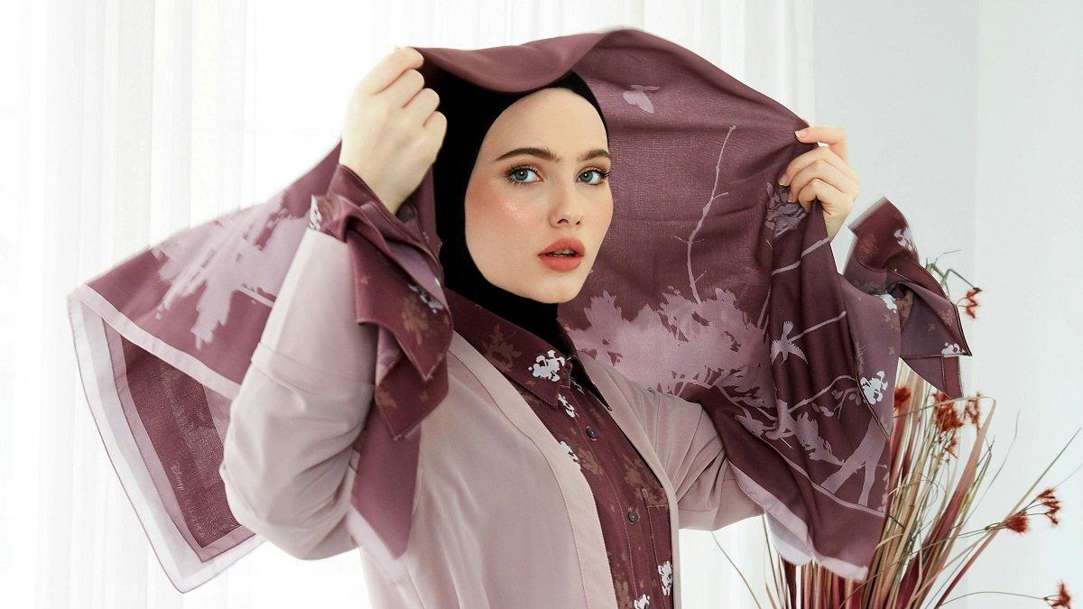 Ilustrasi pilihan warna jilbab untuk wanita berkulit putih.