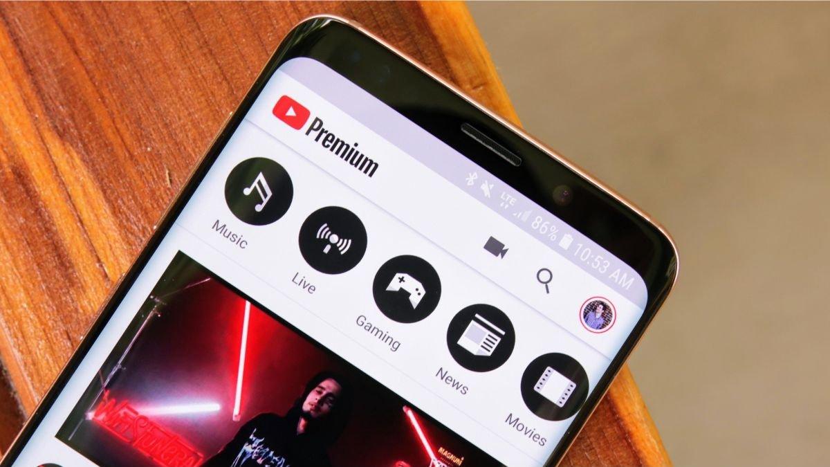 Ilustrasi membuka YouTube di handphone