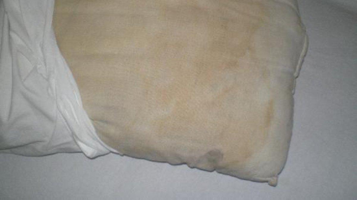 Ilustrasi adanya noda air liur di permukaan bantal yang membuatnya bau serta penuh kuman.
