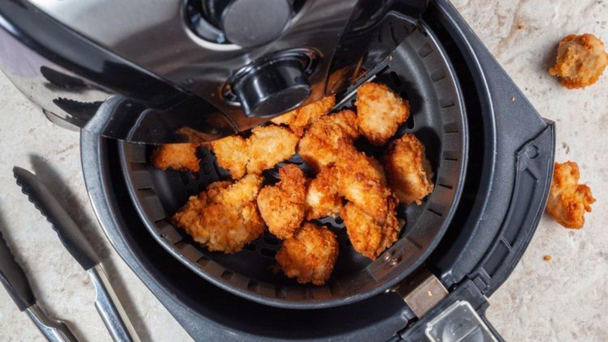 Ilustrasi air fryer andal untuk mengolah menu rendah penggunaan minyak.