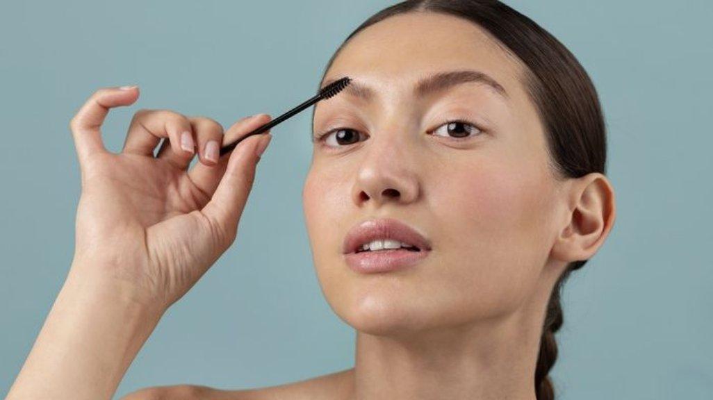 Ilustrasi wanita menggunakan eyebrowcara