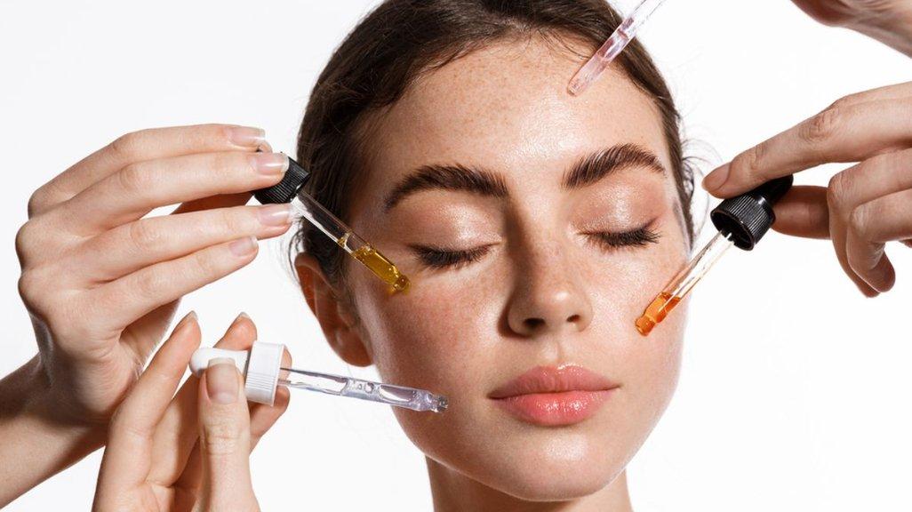 Ilustrasi penggunaan skincare berlebihan