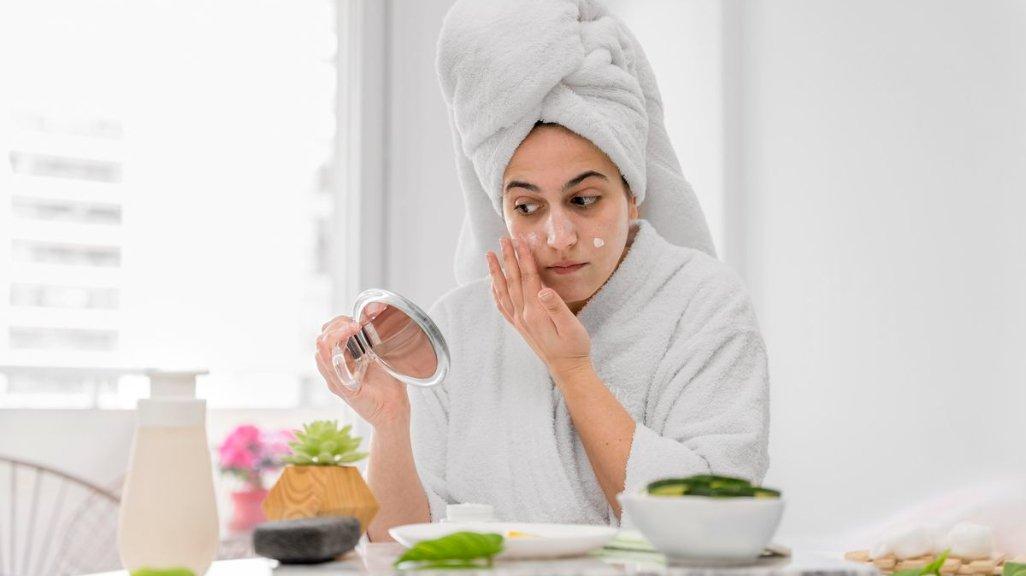Ilustrasi wanita mengaplikasikan skincare.