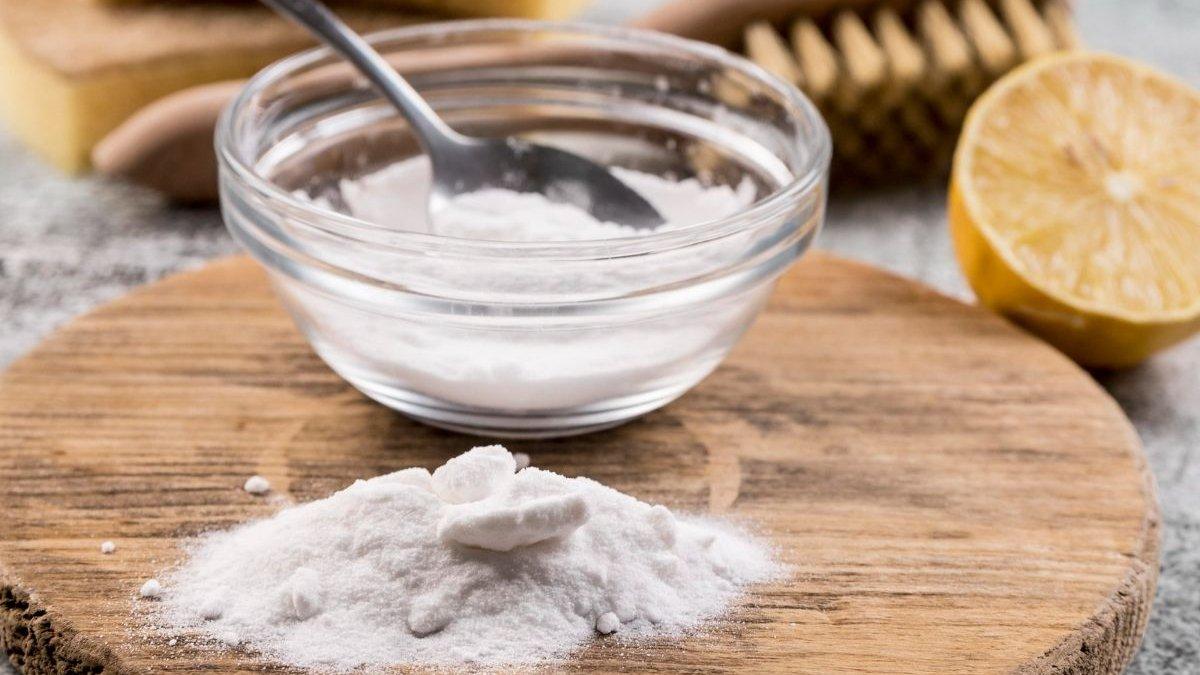 Ilustrasi baking soda untuk membantu membersihkan berbagai permukaan benda.