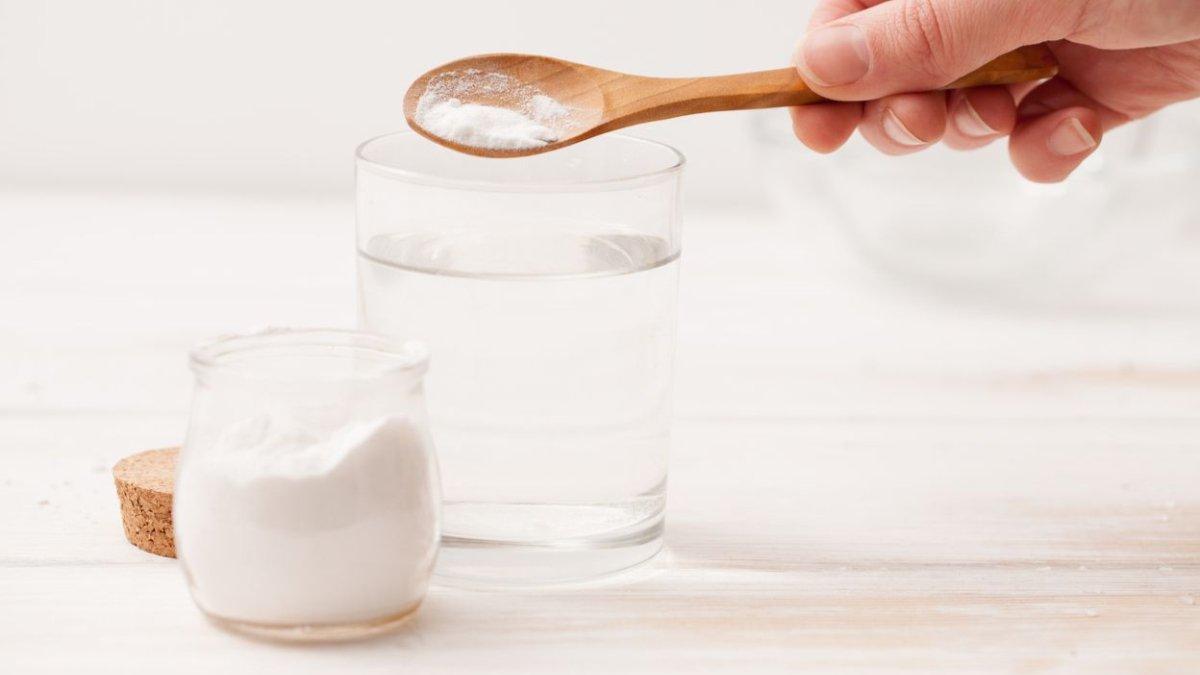 Ilustrasi baking soda untuk membersihkan noda pada pakaian.