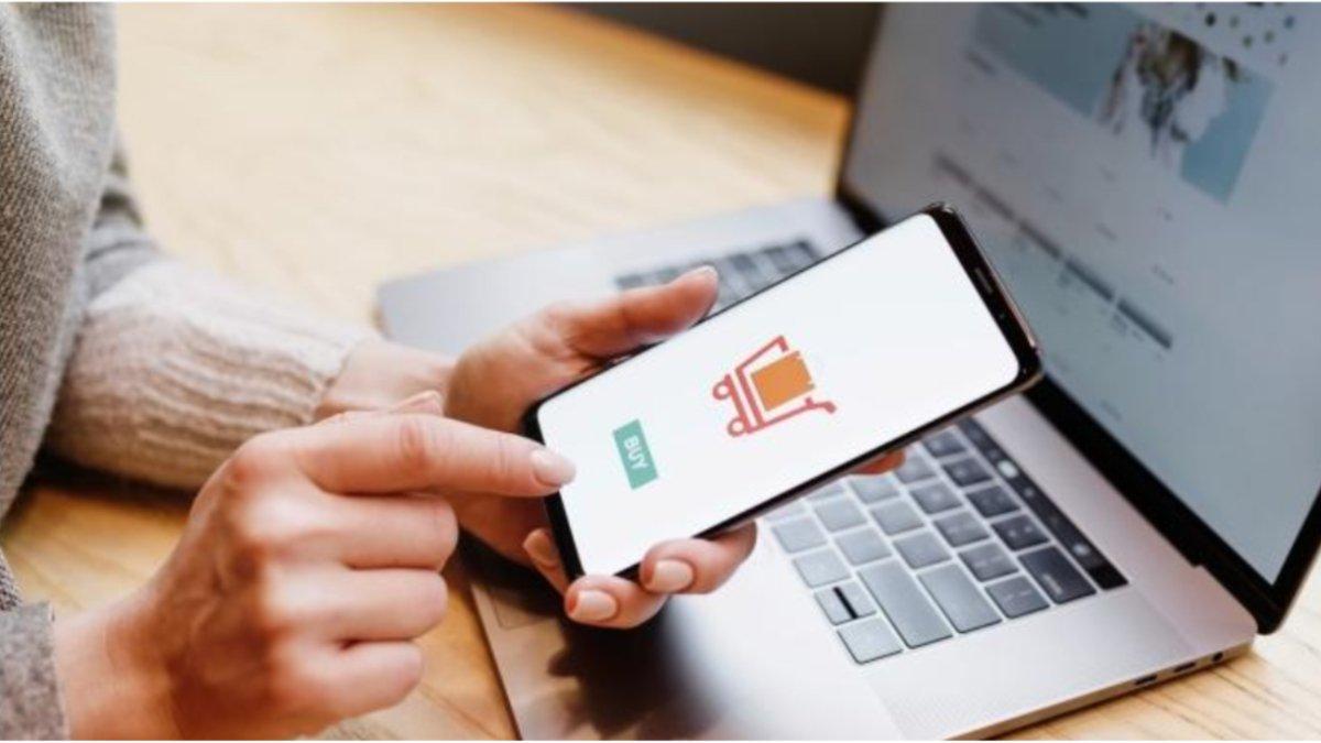 Ilustrasi belanja online lewat handphone (HP)