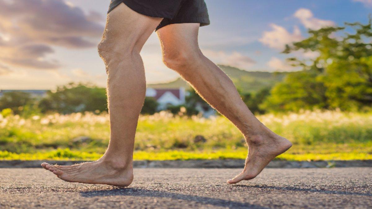 Ilustrasi berjalan tanpa alas kaki
