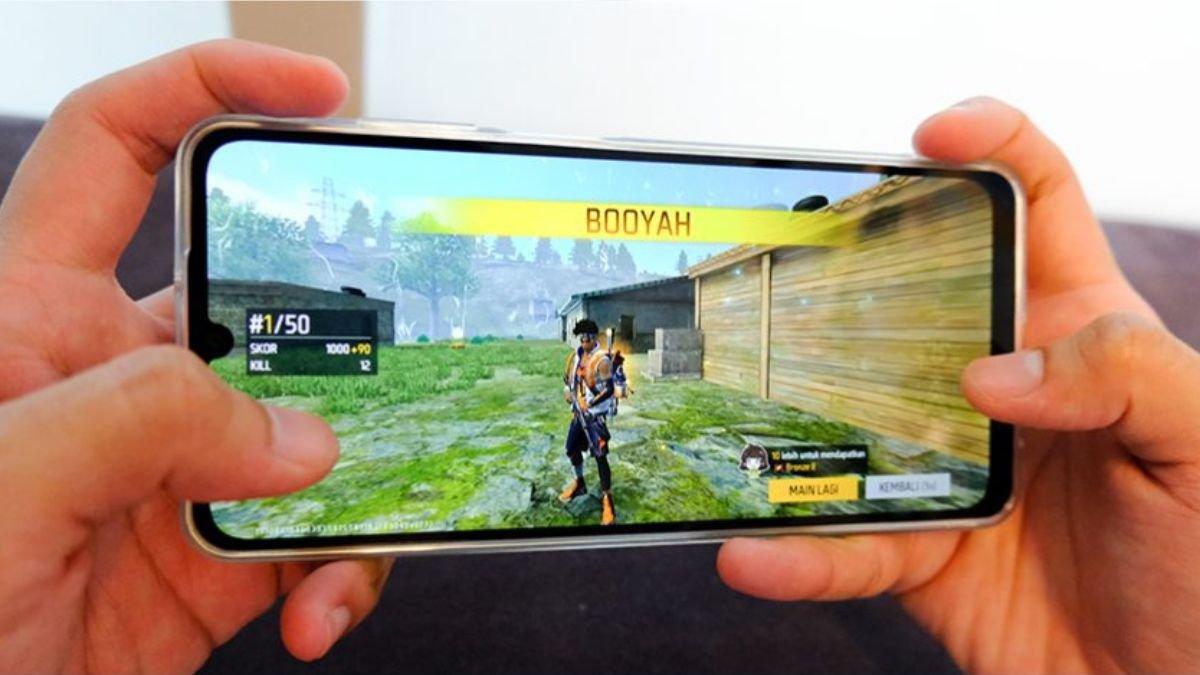 Ilustrasi HP dipakai untuk bermain Free Fire, salah satu game tembak-tembakan populer saat ini