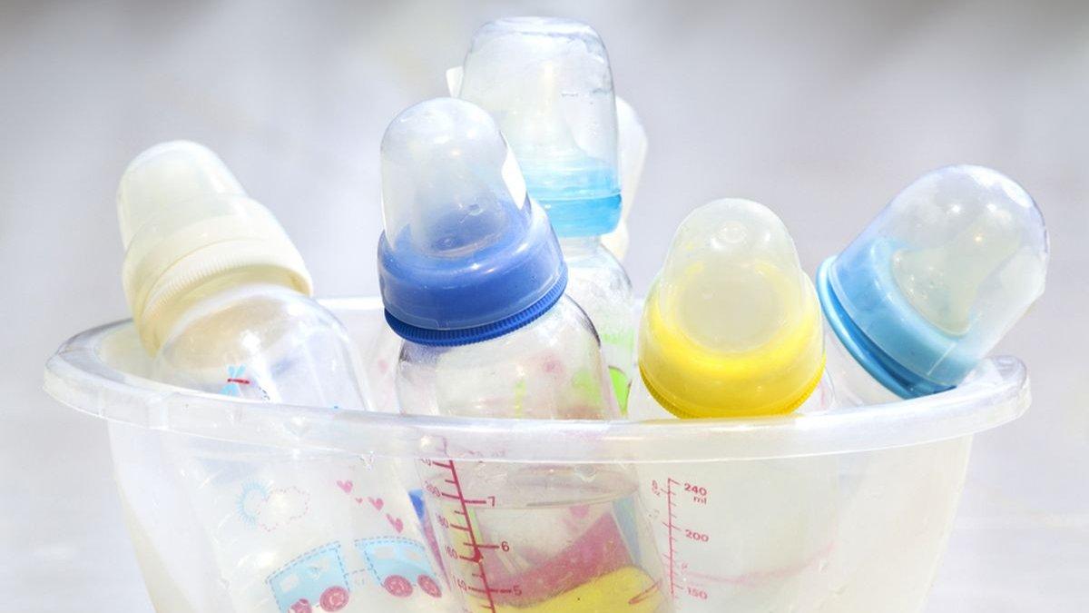 Ilustrasi botol susu bayi yang harus dibersihkan secara tepat.