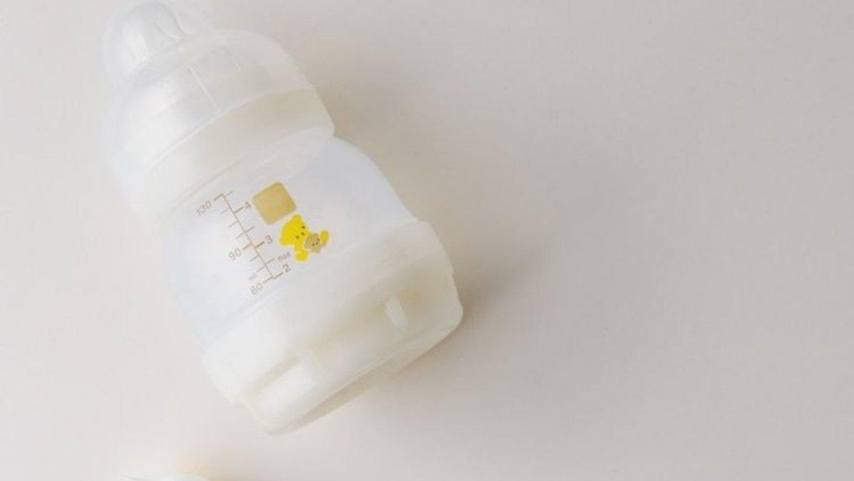 Ilustrasi botol susu bayi.