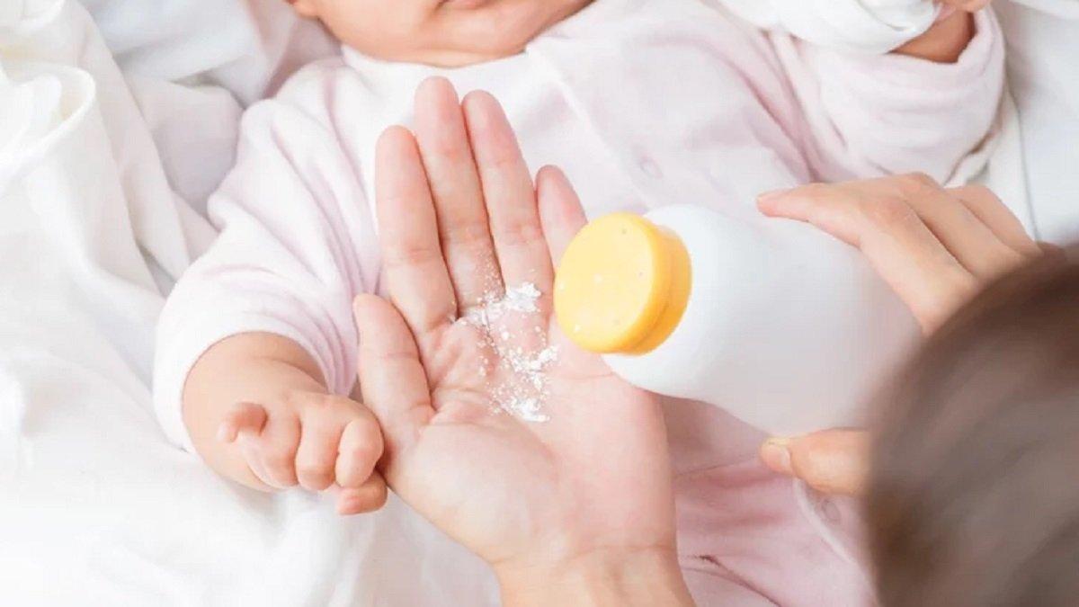 Ilustrasi bunda memberikan bedak gatal tabur untuk si kecil dengan kulit sensitif.