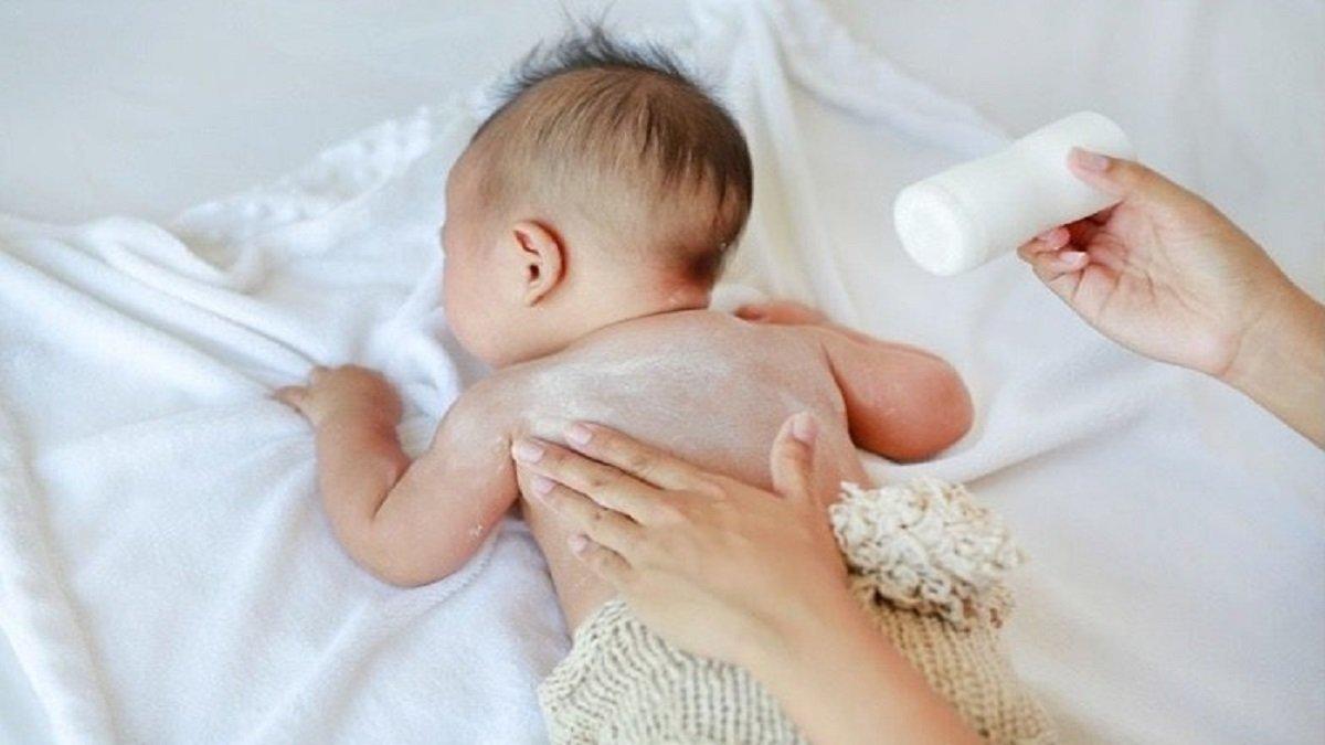 Ilustrasi bunda memberikan bedak gatal tabur untuk si kecil.