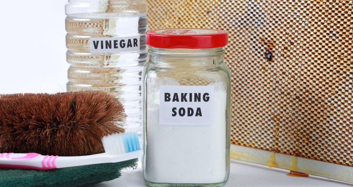 Ilustrasi cuka dan baking soda yang bisa bantu membersihkan noda pada panci listrik.