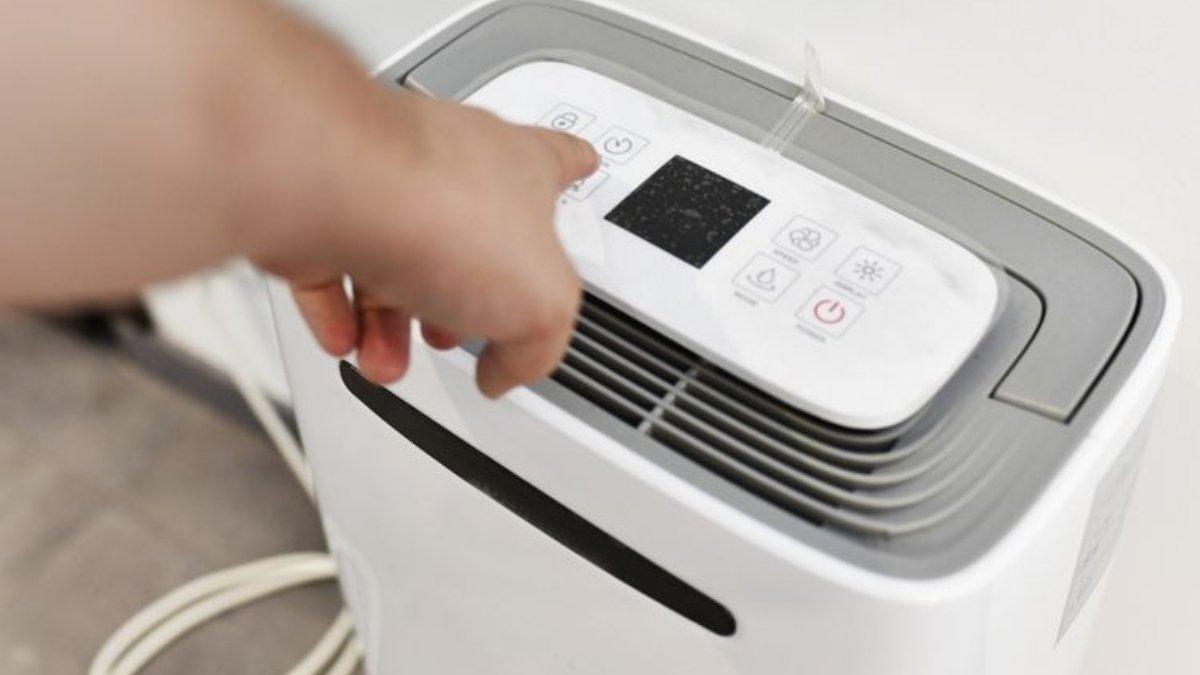 Ilustrasi dehumidifier berkualitas untuk mengatasi masalah kelembapan berlebih.