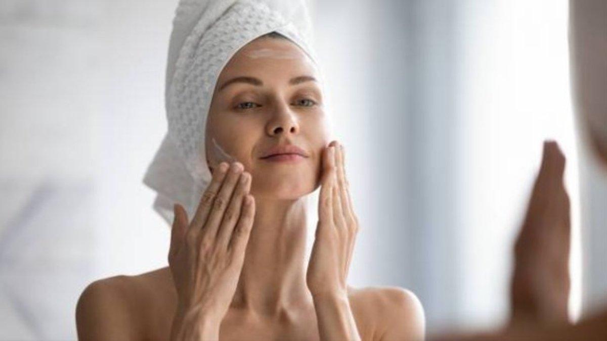Ilustrasi double cleanse menggunakan cleansing balm.