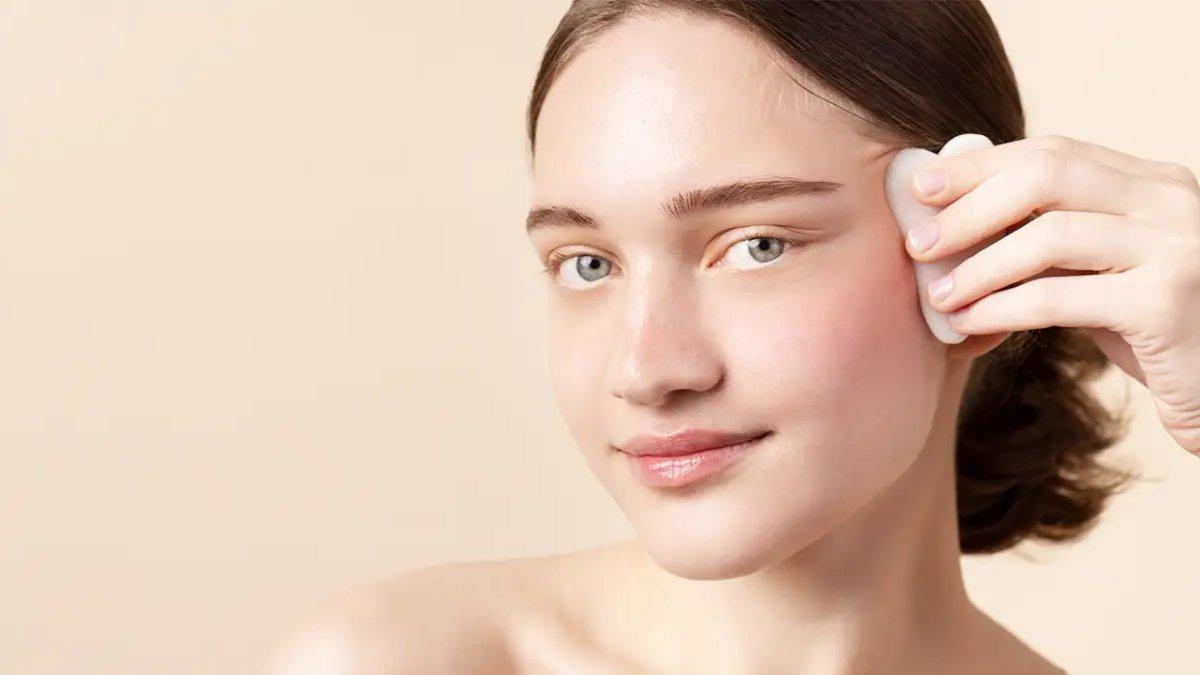 Ilustrasi elastisitas kulit wajah terjaga berkat penggunaan retinol secara rutin.