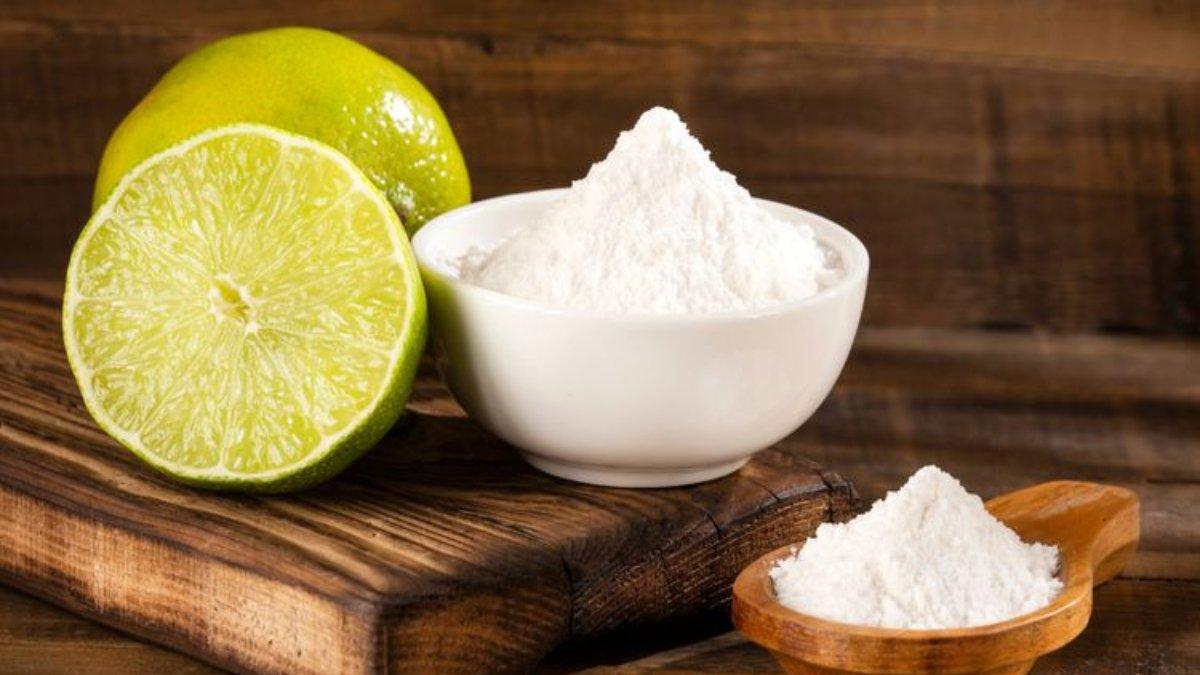 Ilustrasi jeruk nipis dan baking soda yang bisa membantu mengatasi masalah noda karat.