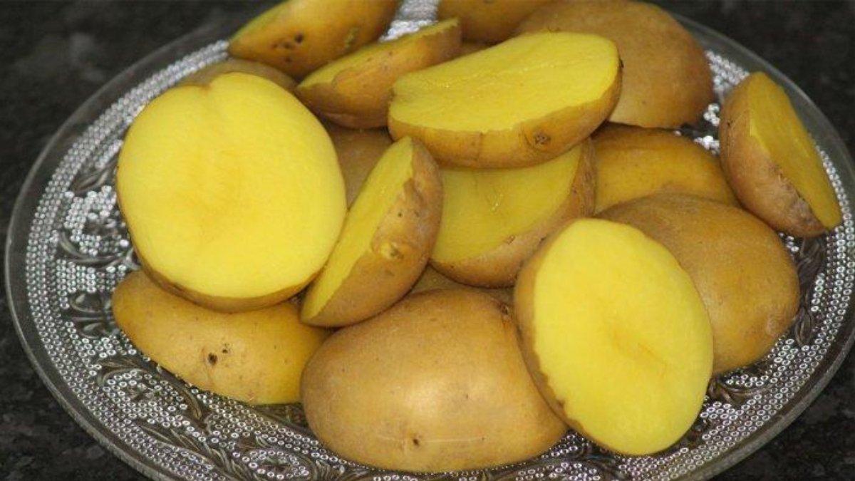 Ilustrasi kentang rebus dan kulitnya yang bisa menjadi alternatif makanan saat diet.