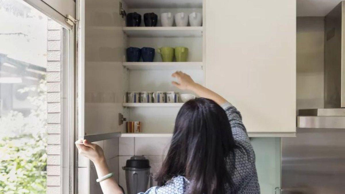 Ilustrasi lemari dapur berbau apek yang bisa mengganggu kenyamanan.
