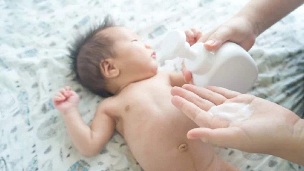 Ilustrasi lotion untuk mengatasi biang keringat pada bayi.