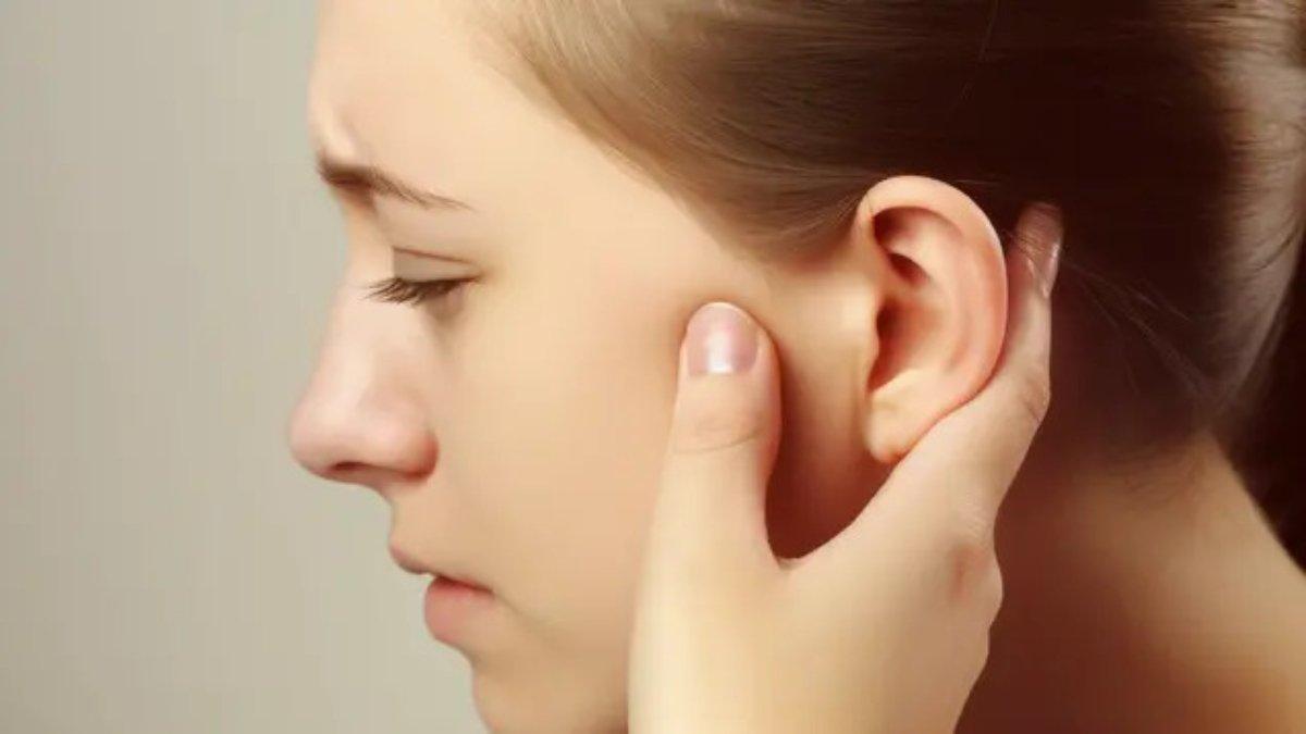 Ilustrasi lubang anting yang tertutup sendiri.