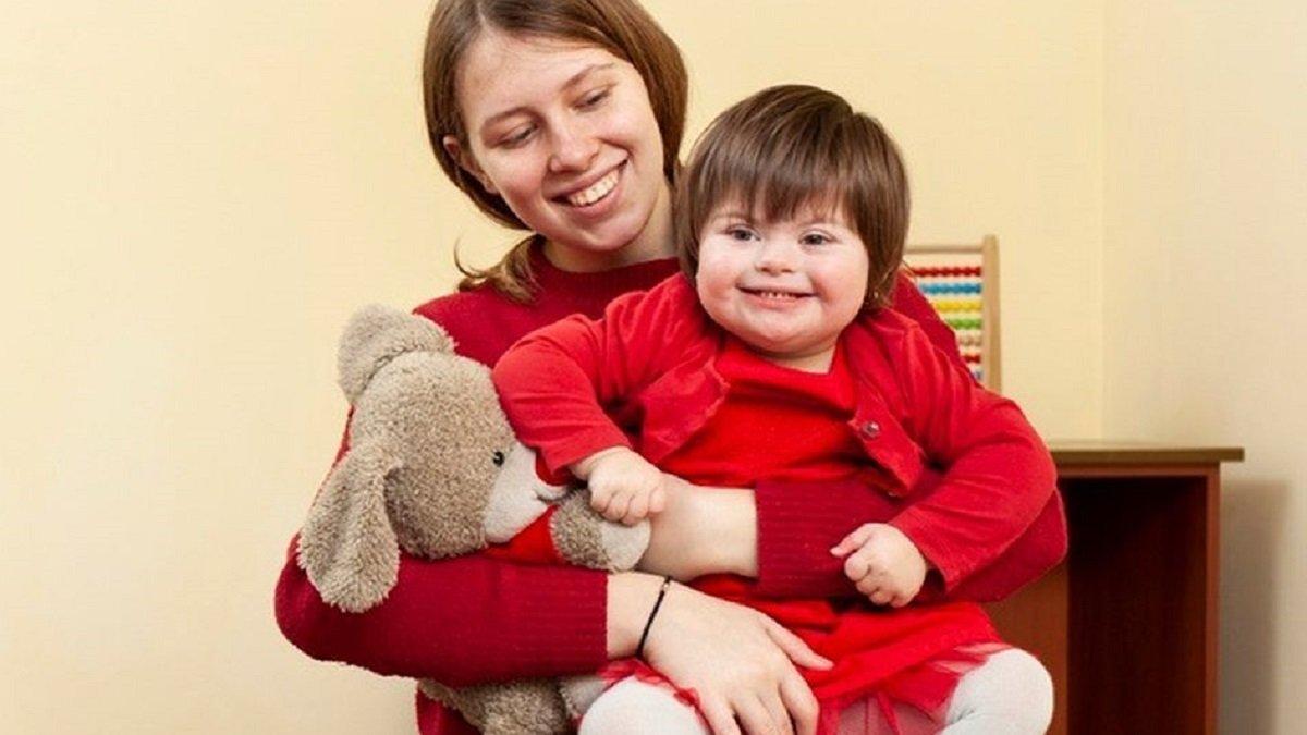 Ilustrasi mainan boneka atau bantal lembut cocok untuk tumbuh kembang anak berkebutuhan khusus.