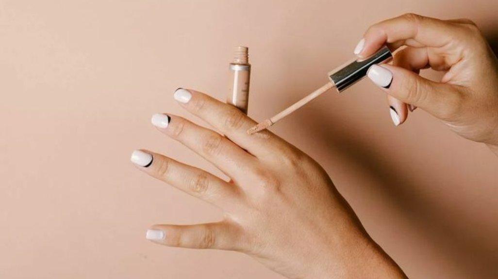 Ilustrasi membaurkan concealer